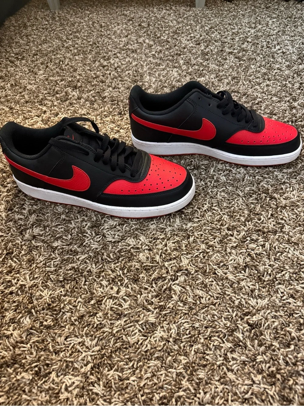 Nike Men's Low-Top Sneakers in Black/Red Size 10